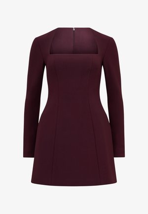 Robe bordeaux à manches longues avec un décolleté carré, un corsage ajusté, une jupe évasée et une fermeture éclair dissimulée au dos, fabriquée à partir d'un matériau lisse.