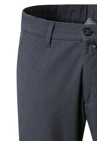 Donkergrijze chino's van textuurstof, met een knoopsluiting, riemlussen en zijzakken voor praktisch gebruik.