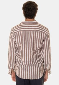 Camicia a maniche lunghe a righe marroni e bianche con colletto e polsini abbottonati, realizzata in un tessuto testurizzato. Vista posteriore mostrata.