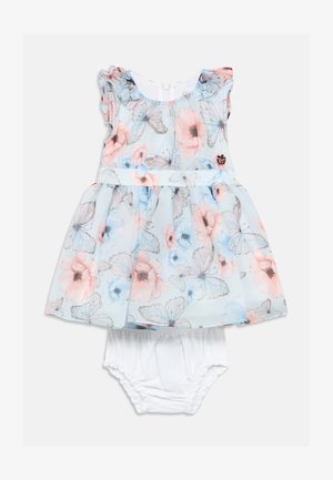 Robe bleu clair avec imprimé floral et papillons, encolure à volants, et une culotte blanche assortie. Tissu doux avec une taille cintrée.