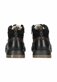 Botas de tobillo negras y marrones que presentan una combinación de malla texturizada y cuero suave, con cremalleras y una suela de goma resistente.