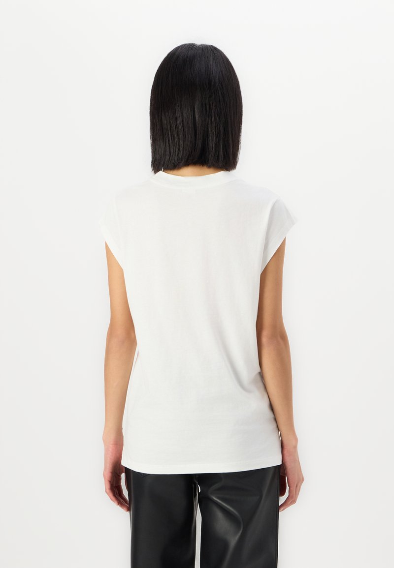 Witte katoenen t-shirt met korte mouwen en een ronde hals. Glad materiaal en een ontspannen pasvorm, weergegeven vanuit de achterkant.