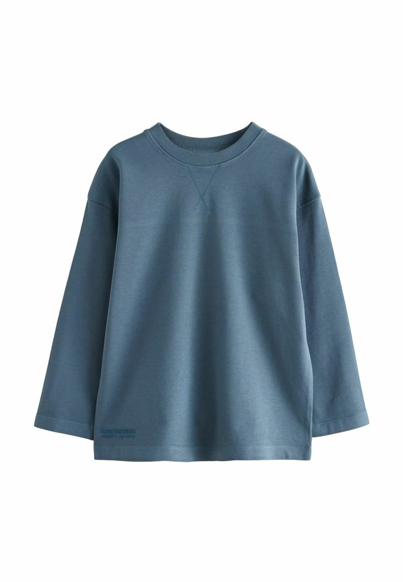 Långärmad blå sweatshirt i ett texturerat material, med rundad halsringning och synliga söm detaljer. Har en liten tryckt etikett vid fållen.