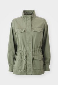 Oliivinvihreä puuvillasekoitekankainen takki, jossa on pystykartio, kaksi rintataskua ja säädettävä vyötärönnyöritys istuvuuden varmistamiseksi.