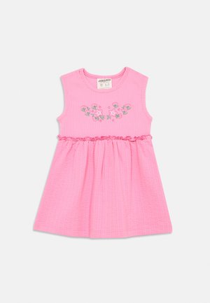 Ærmeløs lyserød kjole med tekstureret stof, broderede blomsterdetaljer på overdelen og en indsnævret talje for et skørt med vidde.