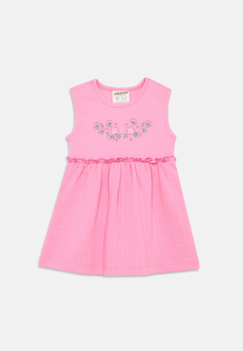 Αμάνικο ροζ φόρεμα με υφή στο ύφασμα, κεντημένες ανθοσχέδια στο μπούστο και ζώνη στη μέση που δημιουργεί μια φαρδιά φούστα.