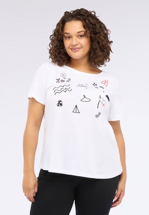 Vrouw met krullend haar die een wit T-shirt draagt met kleine zwarte en rode krabbels, waaronder harten, golven, een hanger en het woord "Hallo!"
