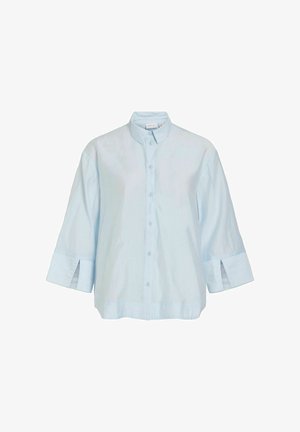 Lyseblå, langærmet bluse med mandarinhals, gennemknappet front og vide manchetter med slidser foran.