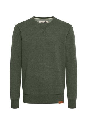 Sweatshirt vert en tissu doux, avec un col rond, des poignets côtelés et un patch en cuir sur l'ourlet inférieur.