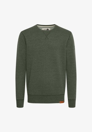 Sudadera verde de tejido suave, con cuello redondo, puños acanalados y un parche de cuero con el logo en el dobladillo inferior.