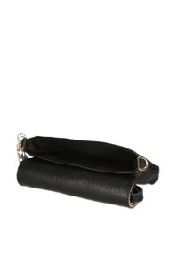 Borsa a pochette in pelle nera con finitura testurizzata, hardware dorato e una singola tracolla a catena. Apertura superiore che rivela un ampio interno.
