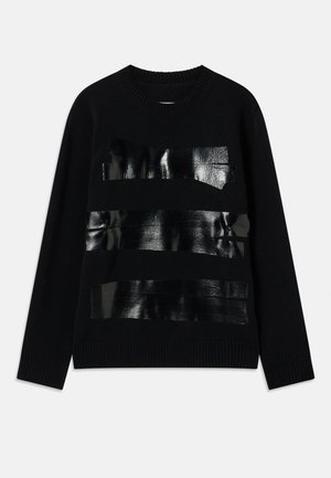 Pull noir en tricot texturé, avec trois bandes noires brillantes en forme de bande adhésive sur le devant. Poignets et col côtelés.