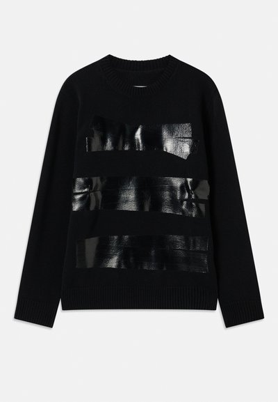 Černý svetr s texturovaným pletením, se třemi lesklými černými proužky ve tvaru pásků přes přední část. Hladové manžety a výstřih.
