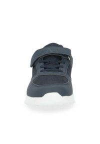 Scarpa sportiva navy con pannelli in rete, chiusura con lacci e cinturino a strappo. Suola bianca, dettagli testurizzati e nome del marchio sulla parte superiore.