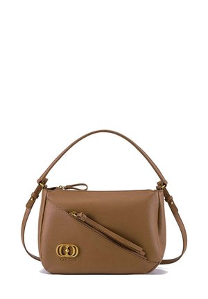 Borsa a mano in pelle marrone con forma strutturata, tasca frontale con zip e accentuazione del logo dorato. Presenta un manico corto e una tracolla removibile.
