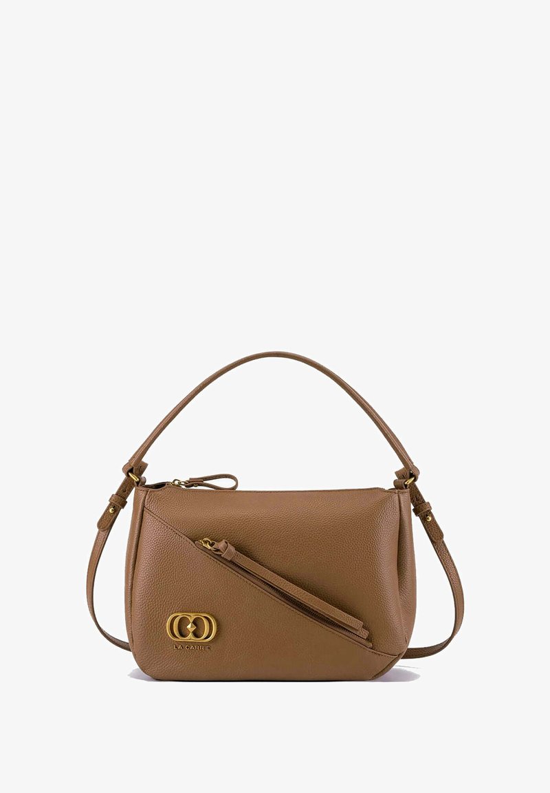 Borsa a mano in pelle marrone con forma strutturata, tasca frontale con zip e accentuazione del logo dorato. Presenta un manico corto e una tracolla removibile.