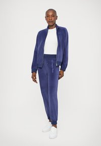 EA7 Emporio Armani TROUSER - Treniņtērpa apakšdaļas - blue