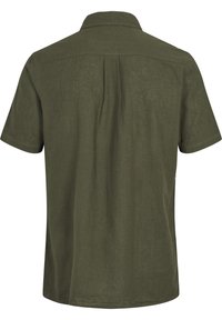 Una camicia a maniche corte di colore verde oliva, realizzata in lino. Presenta un colletto classico e una spalla posteriore con dettagli di pieghe sottili.