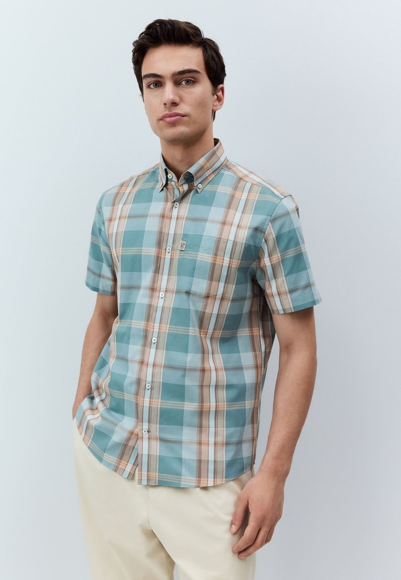 Camicia a maniche corte con bottoni, motivo a quadri verde acqua e beige, taschino sul petto e collo a punta, realizzata in tessuto leggero.