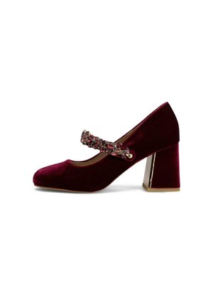 Zapato Mary Jane de terciopelo burdeos con tacón ancho y tira con pedrería en la parte superior.