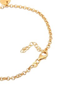 Bracciale a catena placcato oro con anelli intrecciati, chiusura a moschettone e un'estensione regolabile con un'etichetta tonda.