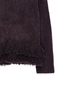 Tume lilla tekstureeritud kangas pehme franseeritud servadega, mis meenutab pehmet materjali. Lihtne disain ühtlase pinnaga ja rikkaliku tooni poolest.