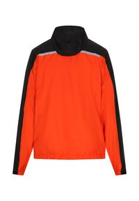 Orange jakke med sort skulder- og sidepanel, med høj krave og reflekterende stribe på ryggen for synlighed.
