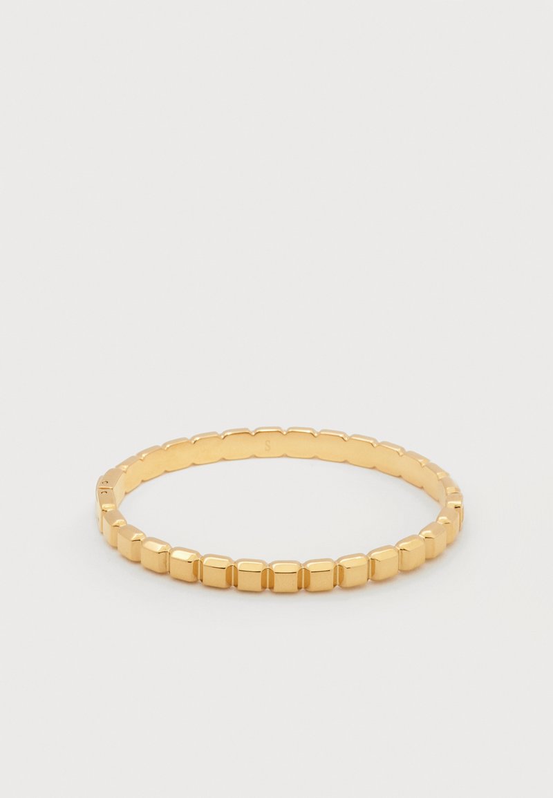 Βραχιόλι σε χρυσό τόνο, αποτελούμενο από μικρές τετράγωνες χάντρες συνδεδεμένες σε μια συνεχή αλυσίδα.