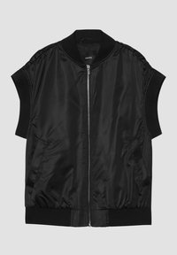 Svart bomberjacka med korta ärmar, i glänsande nylonmaterial, med framsidans dragkedja, elastisk midja och sidofickor. Slät textur, minimalistisk design.