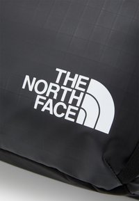 The North Face BASE CAMP VOYAGER ROLLTOP - Hátizsák - black/white