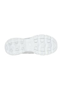 Biała podeszwa sportowego buta z teksturowanym wzorem gumowego uchwytu, z okrągłymi i zygzakowymi bieżnikami zapewniającymi przyczepność i stabilność.