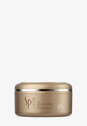 SP Luxe Oil Keratin Restore Haarkurbehälter in Gold mit schwarzem Text und Wella Professionals Logo auf weißem Hintergrund.