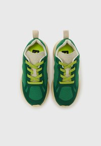 Πράσινα αθλητικά παπούτσια από διχτυωτό υλικό με ανοιχτό πράσινο λεπτομέρειες, στρογγυλεμένη μύτη, δέσιμο με κορδόνια και μπεζ ελαστική σόλα. Διαθέτουν θηλιά στο πίσω μέρος για ευκολότερο φόρεμα.