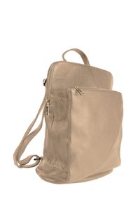 Beige leren rugzak met een gestructureerd oppervlak, gouden ritsen, een voorvak en verstelbare banden. Lichtgewicht en functioneel ontwerp.