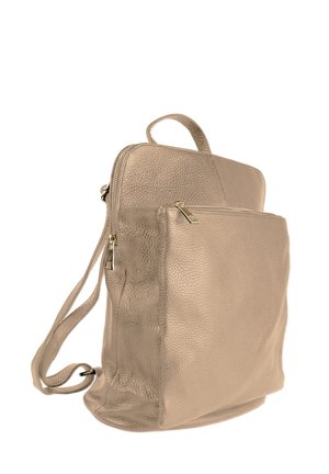 Beige leren rugzak met een gestructureerd oppervlak, gouden ritsen, een voorvak en verstelbare banden. Lichtgewicht en functioneel ontwerp.