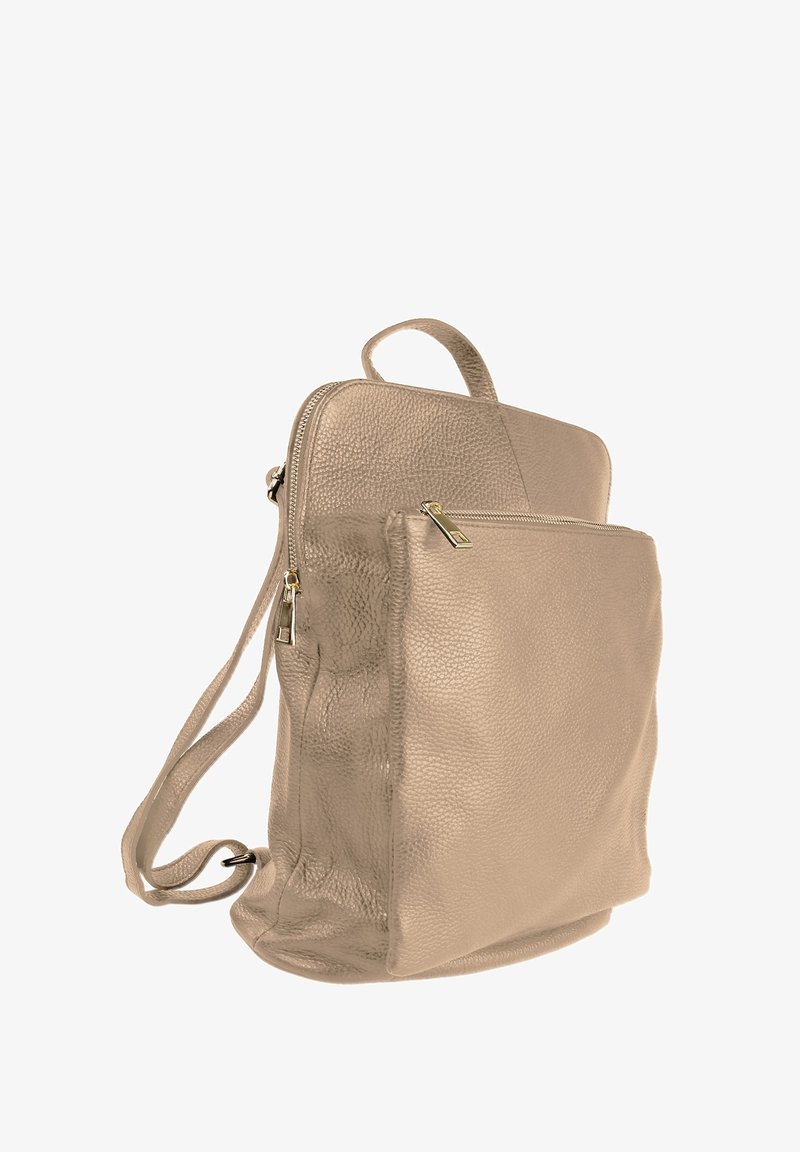 Beige leren rugzak met een gestructureerd oppervlak, gouden ritsen, een voorvak en verstelbare banden. Lichtgewicht en functioneel ontwerp.