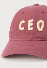 Ρυθμιζόμενο καπέλο από πλούσιο ύφασμα βουργουνδί, με κεντημένο "CEO" σε κρεμ απόχρωση. Διαμορφωμένο σχήμα με κυρτή στεφάνη και λεπτομέρειες ραφών.