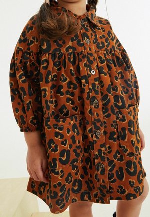 Robe imprimée léopard marron avec une patte de boutonnage à l'avant, deux poches et des poignets élastiqués. Confectionnée dans un tissu léger avec une coupe décontractée.