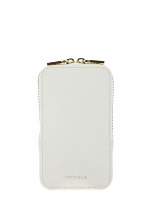 Pochette compacte en cuir blanc avec double fermeture éclair dorée et logo "Coccinelle" embossé au centre en bas.