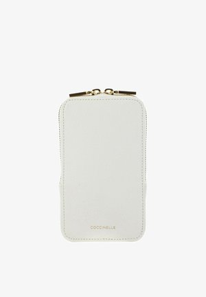 Pochette compacte en cuir blanc avec double fermeture éclair dorée et logo "Coccinelle" embossé au centre en bas.