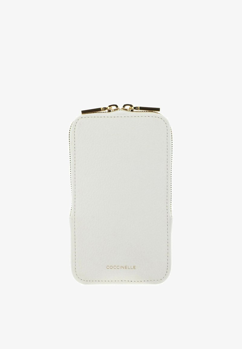 Pochette compacte en cuir blanc avec double fermeture éclair dorée et logo "Coccinelle" embossé au centre en bas.