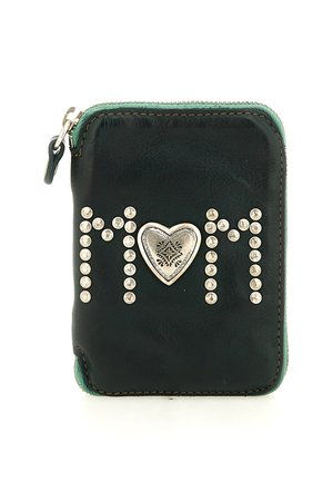 Portafoglio in pelle nera con accenti turchesi, caratterizzato da borchie argentate che formano la scritta "MOM" e un dettaglio a forma di cuore in argento al centro.