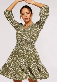 Grün-weiß gestreiftes Zebra-Kleid mit V-Ausschnitt, Knopfleiste vorne, geraffter Taille und gestuftem Rock mit dreiviertellangen Ärmeln.