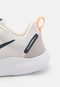 Nike Performance FLEX EXPERIENCE RUN 12 - Chaussures de running sur route - sail/thunder blue/platinum tint/light iron ore/total orange