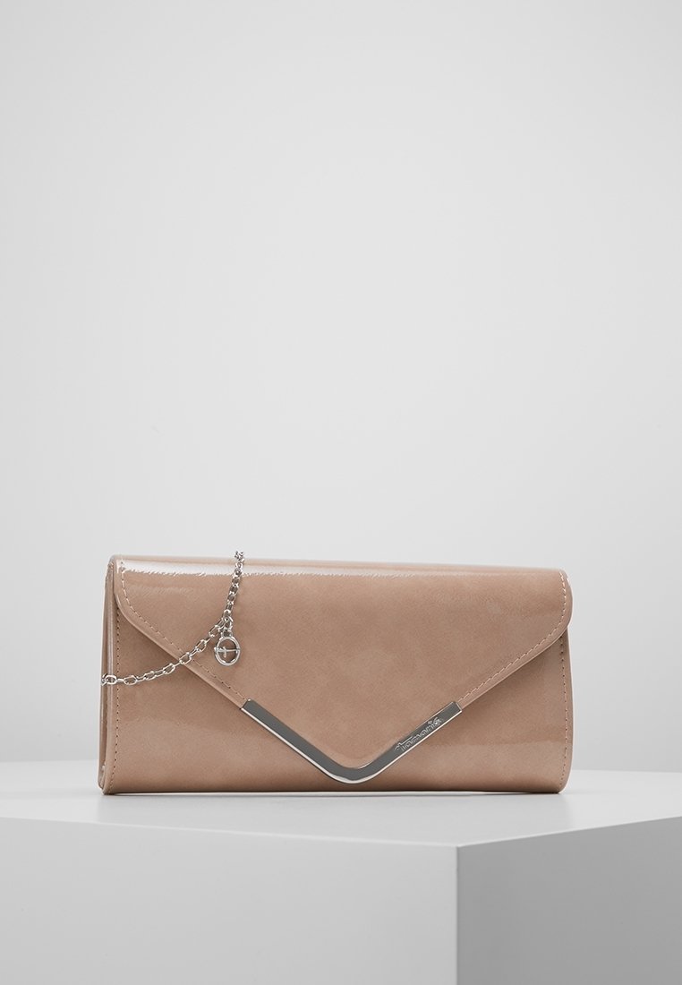 Béžová kožená obálková kabelka s stříbrným V- tvarem a tenkým stříbrným řetízkem na bílém podstavci na jednobarevném pozadí.
