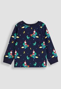Camisa de manga larga azul marino con un estampado vibrante de Papá Noel, cohetes y dinosaurios, con estrellas y lunas en colores contrastantes.