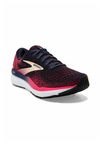 Brooks hardloopschoen met een marineblauwe bovenkant in een rood en roze verloop, textuur-mesh materiaal, een gevoerde witte zool en zichtbare branding.