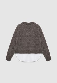 Maglione cropped marrone lavorato a maglia con tessuto testurizzato, polsini e orlo a costine. Presenta una camicia bianca che sbuca dal fondo.