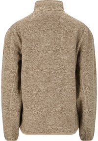 Brun fleecejacka med hög krage, texturerad tyg och smal passform. Har sömdetaljer och en logotyp-patch på vänster ärm.