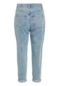Jean en denim bleu clair vu de dos avec deux poches et des revers roulés aux chevilles.